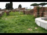 06232 ostia - regio iii - insula vi - domus del ninfeo (iii,vi,1-3) - blick von hof (a) (aus suedost) ri raum (b).jpg